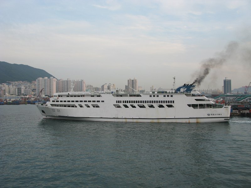 Pasagerii au sărit peste bord, de pe un ferry-boat în flăcări - navahyundaiseolbong-1315325544.jpg