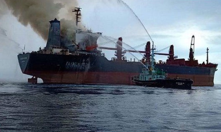 Navă bulk carrier în flăcări; echipajul a fost evacuat - navainflacari1111-1541941615.jpg