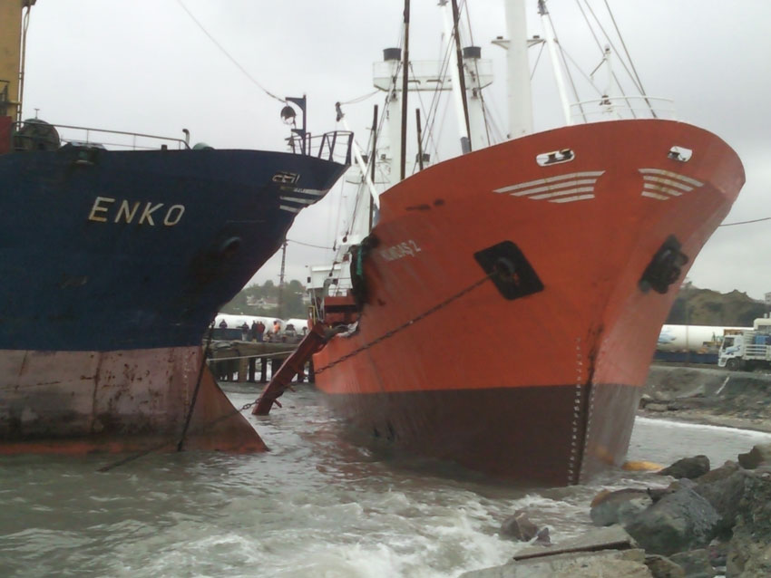 Furtuna a pus cinci nave puse pe uscat, la Istanbul - navepeuscat-1319018736.jpg