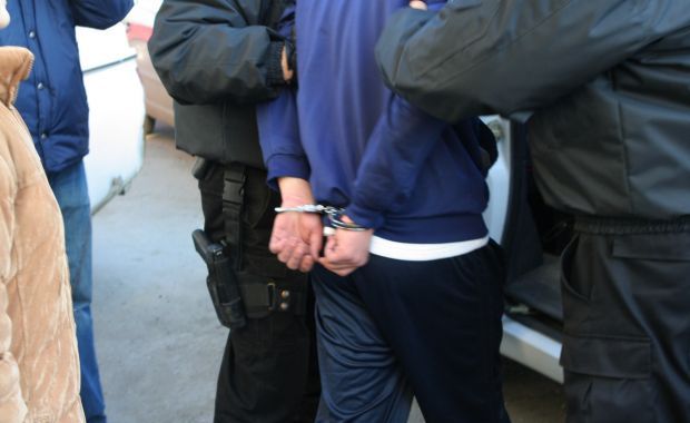 POLIȚIST AMENINȚAT / Indivizii care au vrut să-l strângă de gât, duși la arestare - navodari1399293101-1427826252.jpg