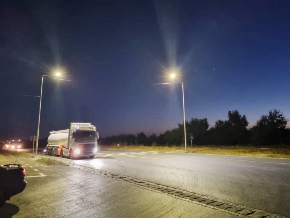 Administrația locală din Năvodari a iluminat trecerile de pietoni de pe drumul care leagă oraşul de comuna Corbu - navodaritreceri-1660318223.jpg