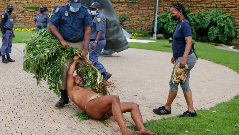 „Regele Khoisan” din Africa de Sud, arestat după ce a crescut canabis lângă palatul prezidențial - nebunarestat-1642099197.jpg