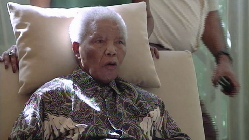 Nelson Mandela nu poate vorbi, dar comunică prin semne - nelsonmandela-1384696801.jpg