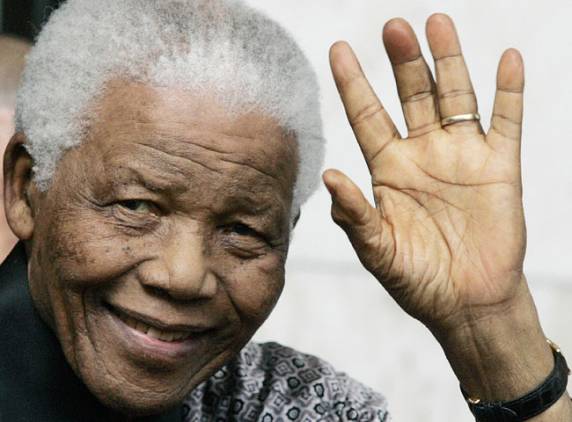Nelson Mandela a fost externat din spital, dar starea sa rămâne critică - nelsonmandela1357490491-1378035502.jpg
