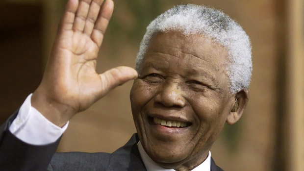 Una dintre fostele soții ale lui Mandela îi contestă testamentul - nelsonmandela20131205-1407252374.jpg
