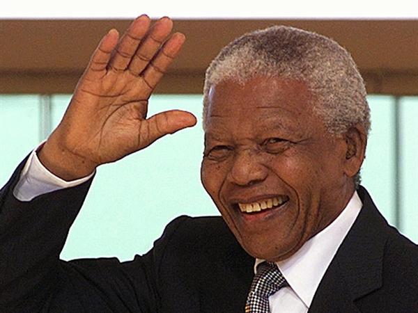 Drogba și Eboue ar putea fi sancționați pentru că i-au adus un omagiu lui Nelson Mandela - nelsonmandelaaincetatdinviata109-1386513778.jpg