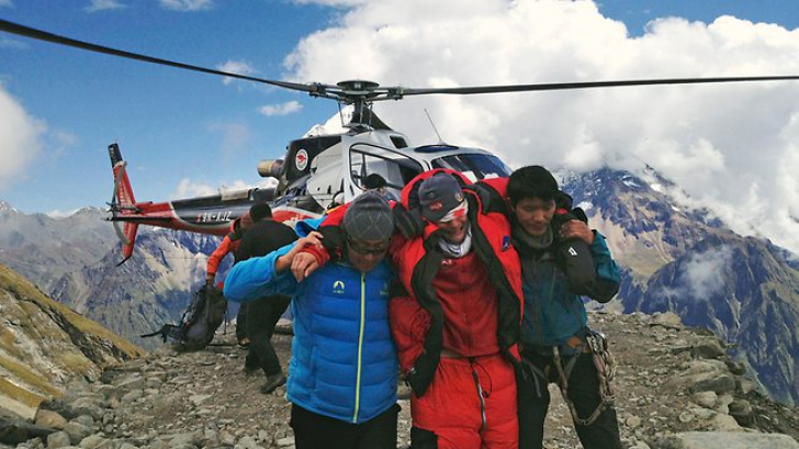 DRAMĂ: Patru alpiniști francezi au murit în avalanșa din Nepal - nepal57068000-1348468911.jpg