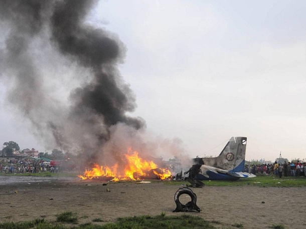 Un avion cu 18 persoane la bord s-a prăbușit - nepalplanecrashed-1392562019.jpg