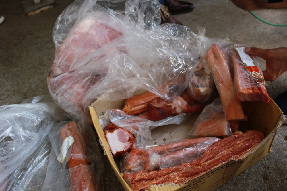 Nereguli în piețe și supermarketuri. Tone de carne confiscată și distrusă de inspectorii sanitar-veterinari - nereguli-1548695384.jpg