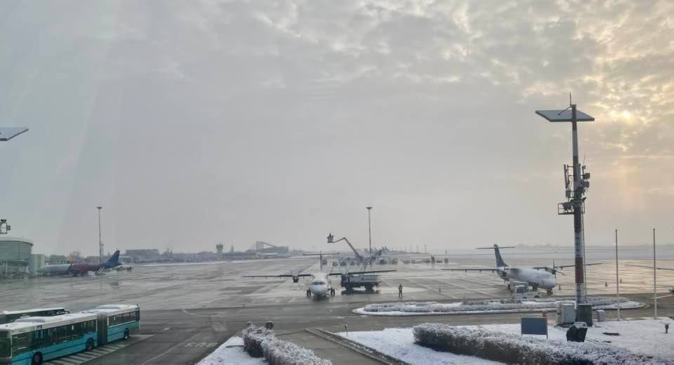 Compania Naţională Aeroporturi Bucureşti, anunțul dimineții despre traficul aerian, în condiții de iarnă - news-1705735035.jpg