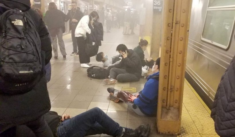 Panică la metroul din New York. Cel puțin 13 persoane rănite, suspectul este căutat - newyork-1649774706.jpg