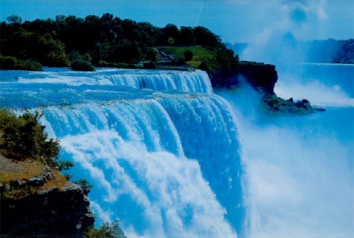 Cascada Niagara, iluminată în albastru cu ocazia nașterii copilului regal - niagara-1374562336.jpg