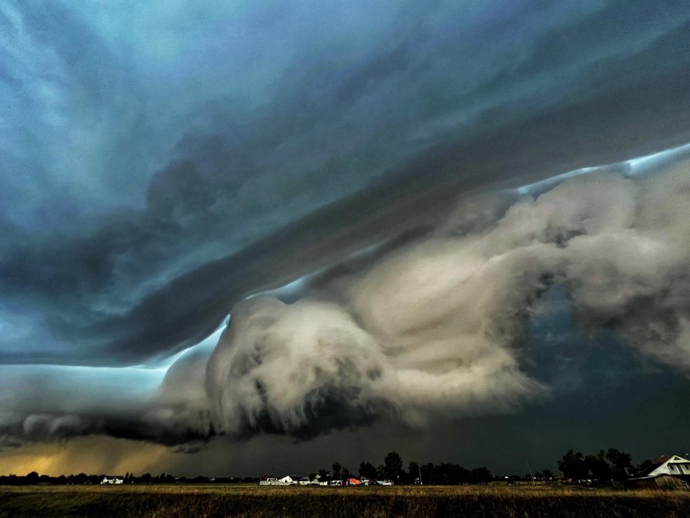 Unul dintre cele mai spectaculoase și ciudate fenomene a avut loc în România - nori-1693808984.jpg