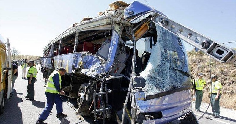 Un autobuz care transporta copii a căzut într-un șanț. 14 morți - nouamortisi22deranitiintrunaccid-1465194130.jpg