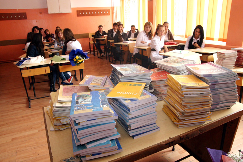 Ministrul Educației: Decizia de a reforma manualele rămâne fermă - nouanscolareleviliceumanualecart-1375973994.jpg