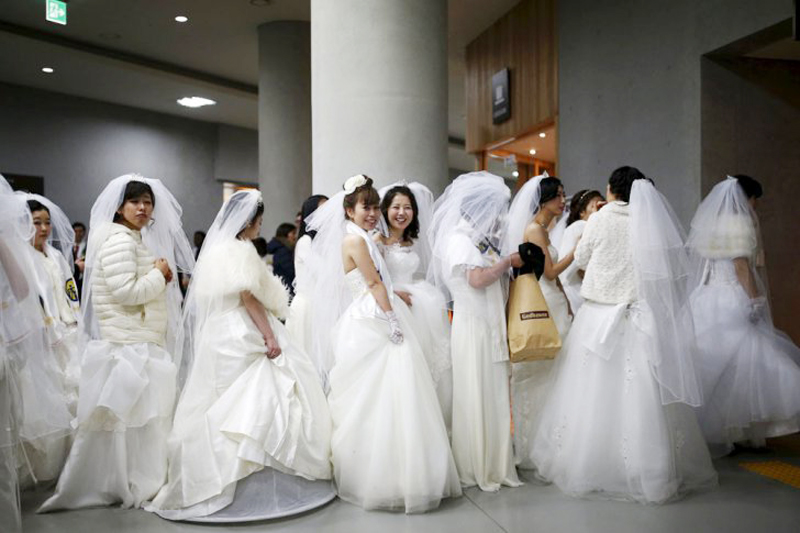 Peste 3.000 de mirese  au stat la coadă, la toaletă,  în ziua nunții lor - nuntacoreea-1456320487.jpg