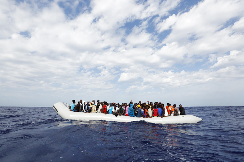 Nu se mai termină coșmarul! O barcă cu 500 de imigranți s-a răsturnat, în Mediterana - nusemaiterminacosmarul-1464264963.jpg