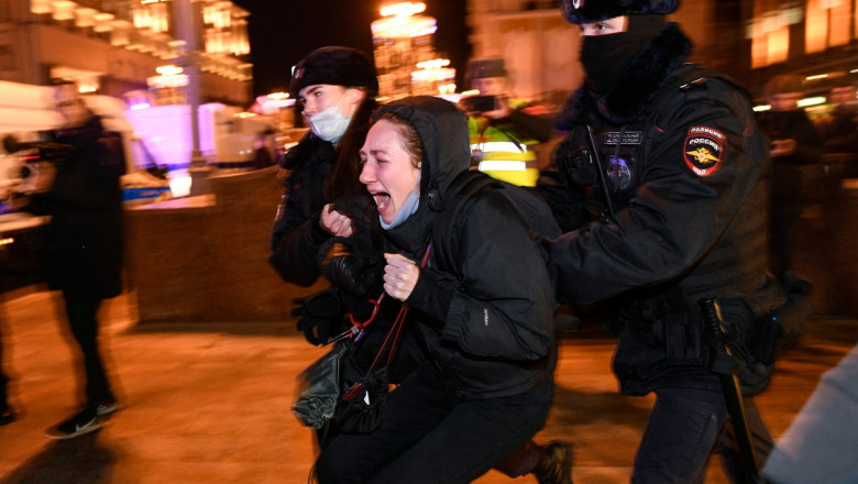 Sute de ruși care au protestat față de invazia din Ucraina au fost arestați - nzgwjmg9ndqwjmhhc2g9nmuzngfhmtbk-1645890940.jpg