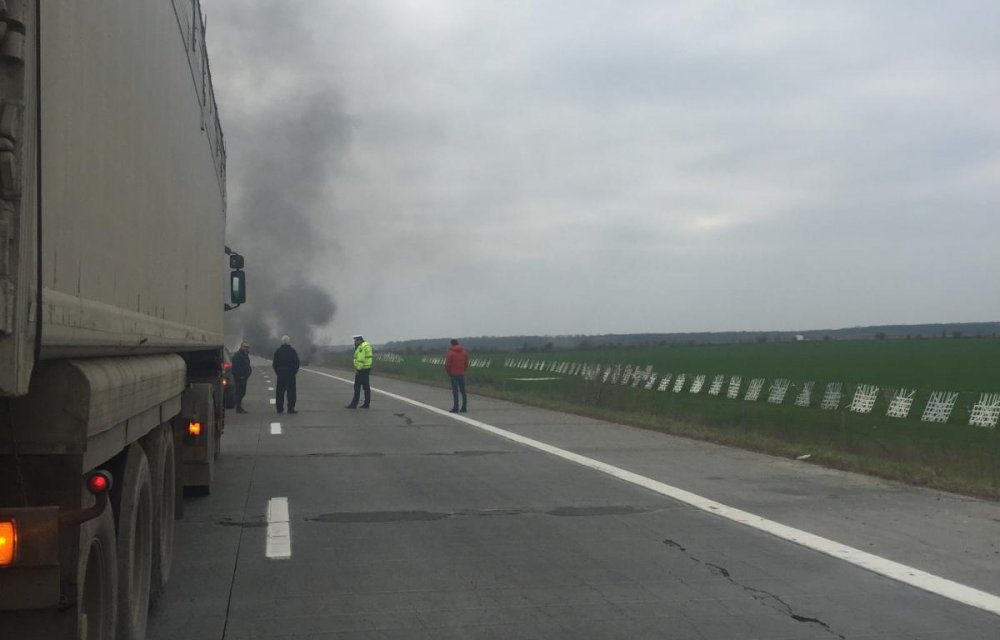 O mașină electrică a ars pe Autostrada Soarelui - nzy4jnpjptemagfzad01zwu2njmymjfk-1554454245.jpg