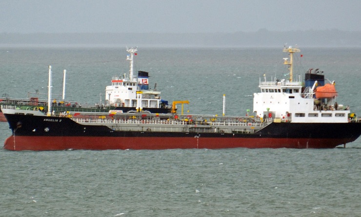 O barcă pescărească a lovit un tanc petrolier; doi oameni au murit, unul a dispărut - oambarcatiunepescareascaalovit-1483354974.jpg