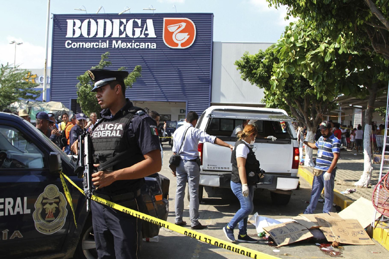 Schimb de focuri la Acapulco. Turiști morți și răniți - oameniinarmatiaudeschisfocul-1492514447.jpg