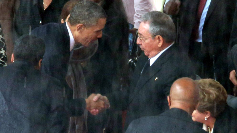 Obama, schimb  de banalități  cu Raul Castro - obama-1386857274.jpg