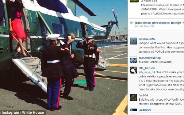Barack Obama, criticat după ce a salutat un pușcaș marin în timp ce ținea în mână o cană de cafea - obama-1411562177.jpg