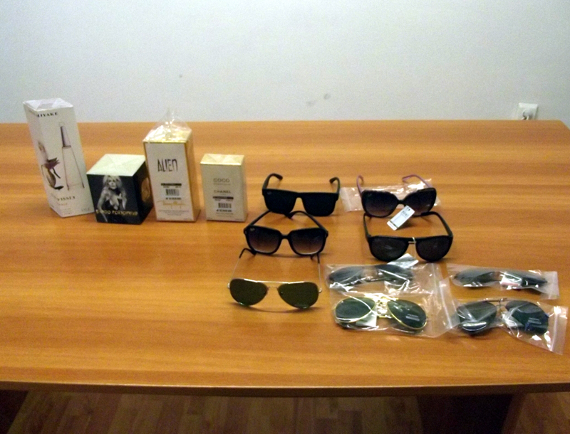 Parfumuri  și ochelari contrafăcuți la tot pasul pe litoral - ochelaricontrafacuti-1437584774.jpg