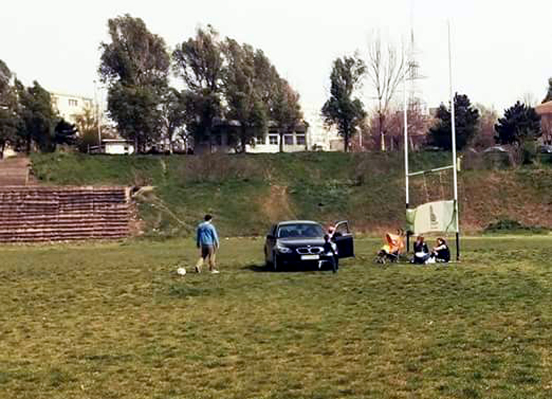 Au confundat terenul de rugby cu propria tarla - ofamilie-1460302771.jpg