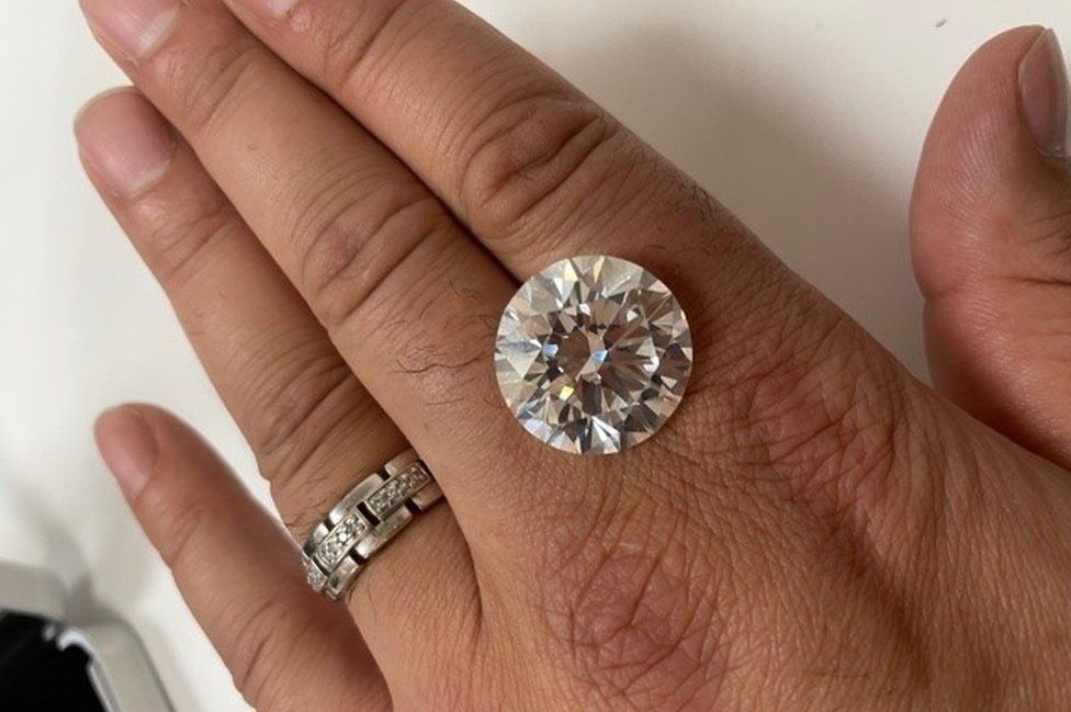 O femeie a vrut să arunce la gunoi un diamant care valora 2,4 milioane de euro - ofemeieavrutsaaruncelagunoi-1635686396.jpg