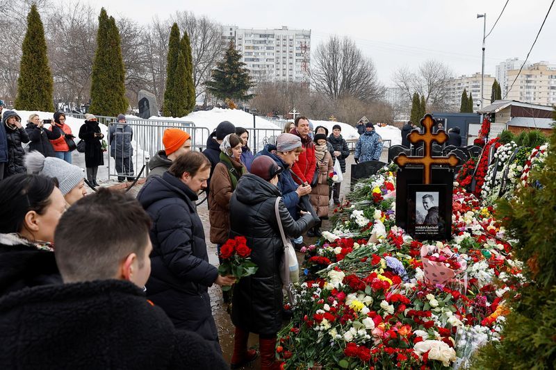 Pentru a treia zi consecutiv, ruşii stau la coadă pentru a-i aduce un omagiu lui Aleksei Navalnîi - omagiu-aleksei-navalnii-1709481869.jpg