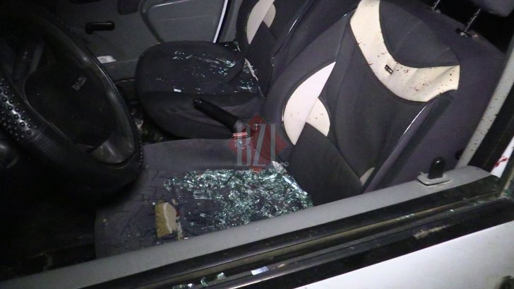 Atac violent asupra polițiștilor, o mașină vandalizată, agresori răniți și arestați - omasinadepolitieafostsparta6png7-1512828446.jpg