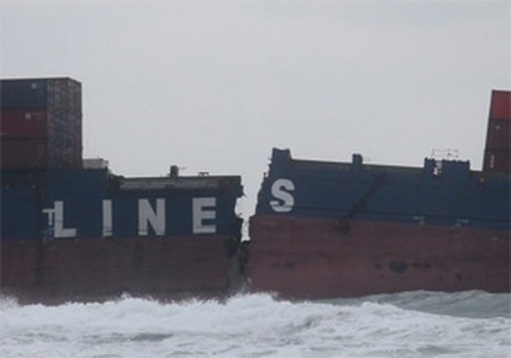 O navă portcontainer s-a rupt în două. Alertă de poluare! - onava-1458918835.jpg
