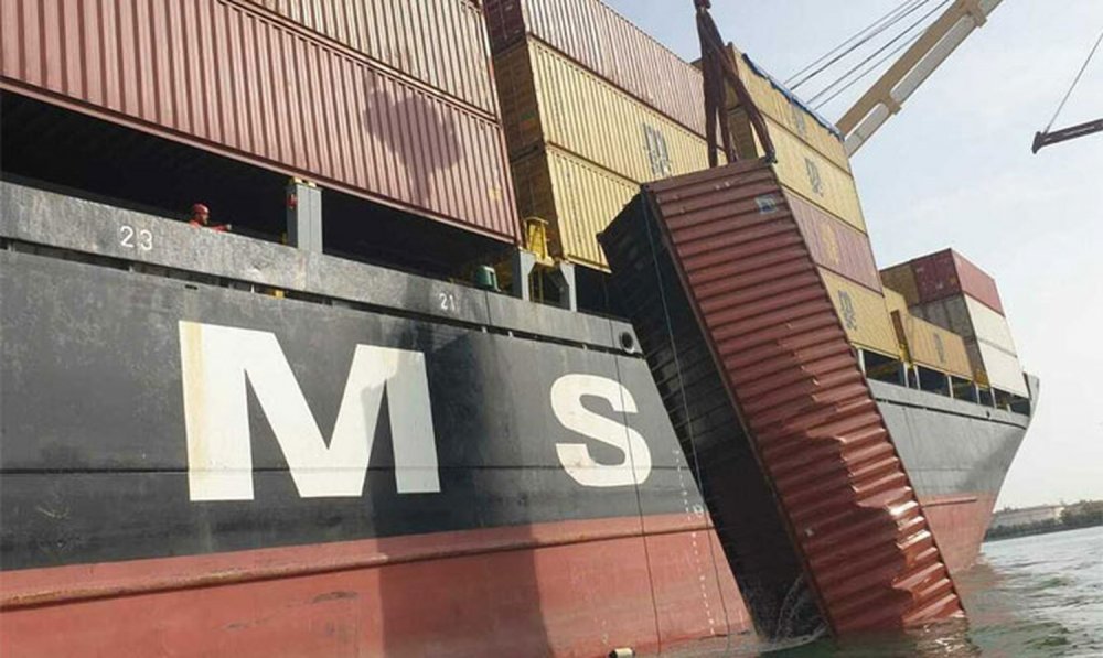 O navă a pierdut patru containere în portul Marghera - onavaapierdutpatrucontainere-1666792780.jpg