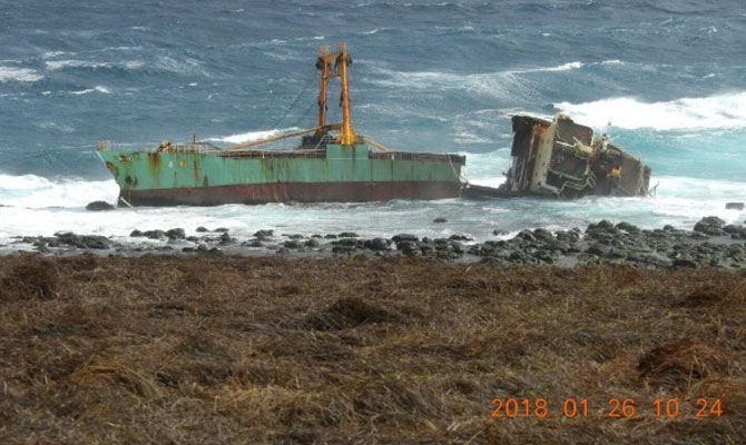 O navă costieră s-a rupt în două - onavacostierasaruptindoua-1517244029.jpg