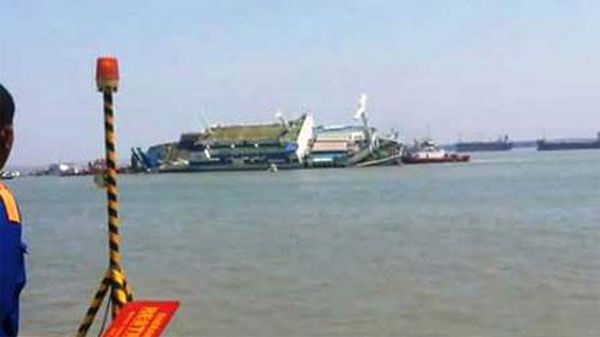 MOMENTE DE GROAZĂ! O navă cu 200 de pasageri s-a răsturnat - onavacu200pasageri-1476615774.jpg