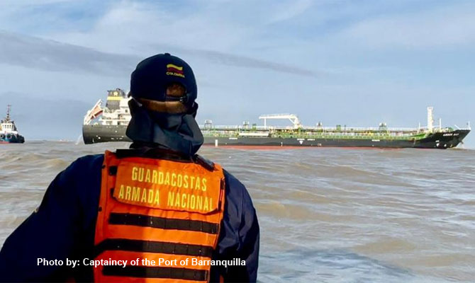 O navă cu asfalt a eșuat în radă la Barranquilla - onavacuasfaltaesuat-1624551608.jpg