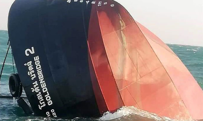 O navă s-a răsturnat pe furtună. Patru marinari au dispărut - onavadebunkerajsascufundat-1575894931.jpg