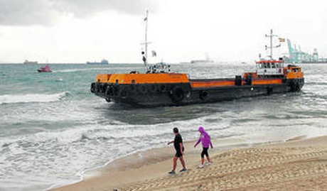 O navă de dragaj a fost salvată de maree - onavadedragaj-1449834927.jpg
