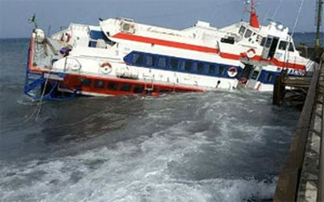 O navă de pasageri s-a scufundat parțial - onavadepasageri-1466426082.jpg