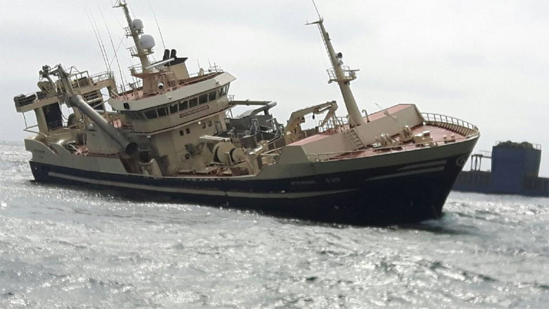 O navă de pescuit, în pericol de răsturnare - onavadepescuit-1466426111.jpg