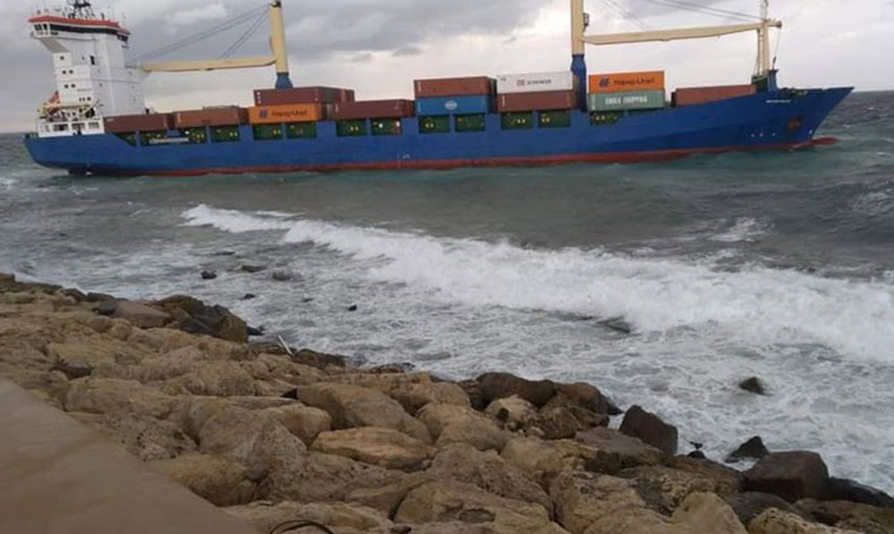 O navă grecească a eșuat pe digul portului Tripoli - onavagreceascaaesuatpedigulportu-1604310669.jpg