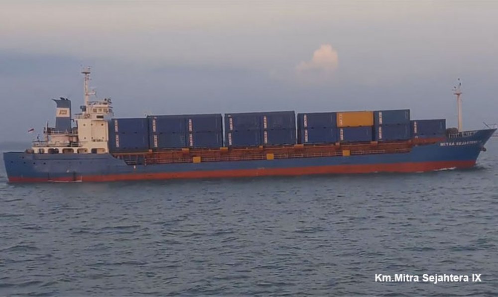 O navă portcontainer s-a scufundat în Marea Java. Echipajul a fost salvat - onavaportcontainersascufundatinm-1574688195.jpg