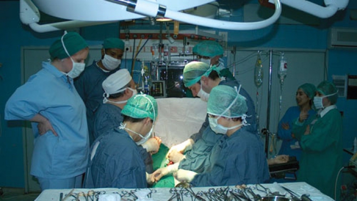 Medicii din Belgia i-au făcut un chiuretaj, în loc să o opereze la mână! - operat47771700-1351240573.jpg