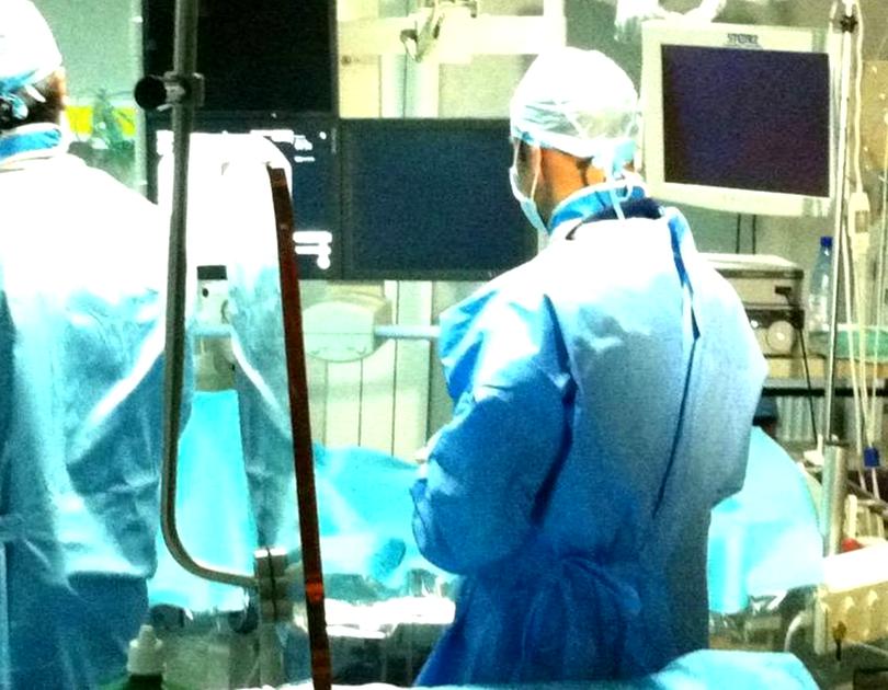Un anestezist de 83 de ani fără studii de specialitate profesa într-un spital din Bacău - operatie12-1553341037.jpg