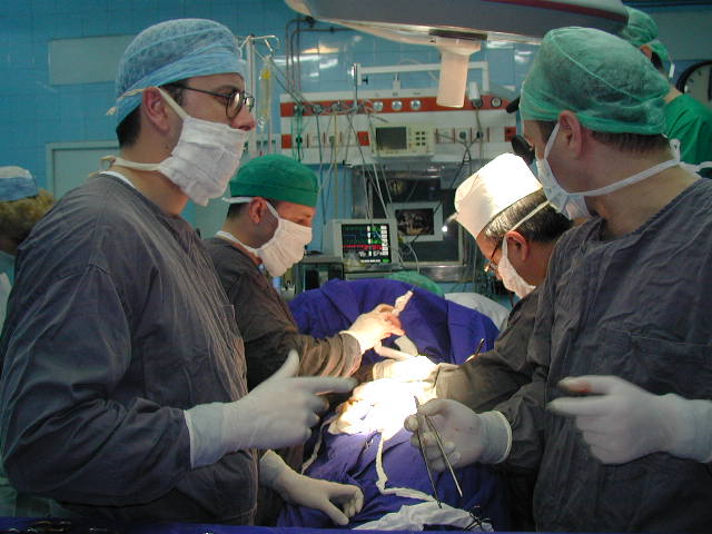 Mii de pacienți, în așteptarea transplantului de organe - operatietransplantrenal16-1437126110.jpg