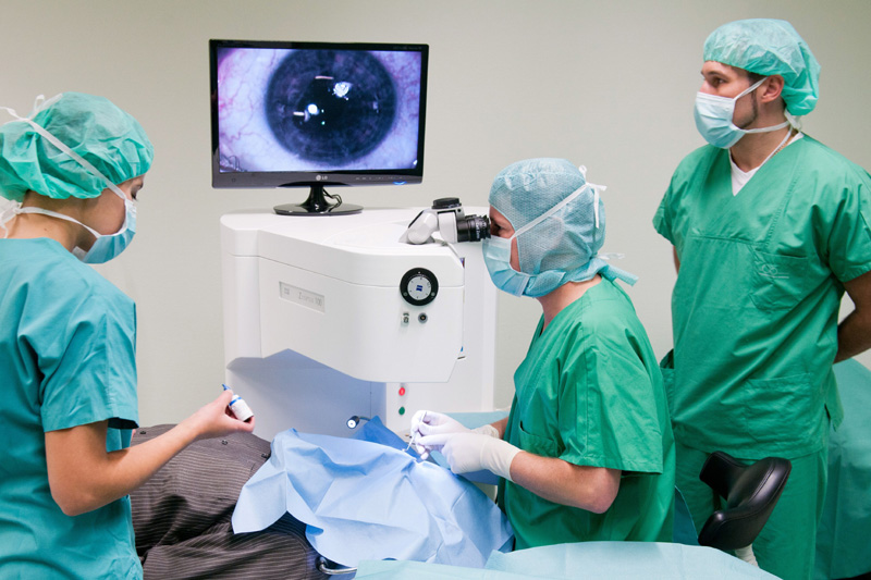 Operații cu laser, cu aparatură de top, pentru cei cu deficiențe de vedere - operatiiculaser-1387218943.jpg