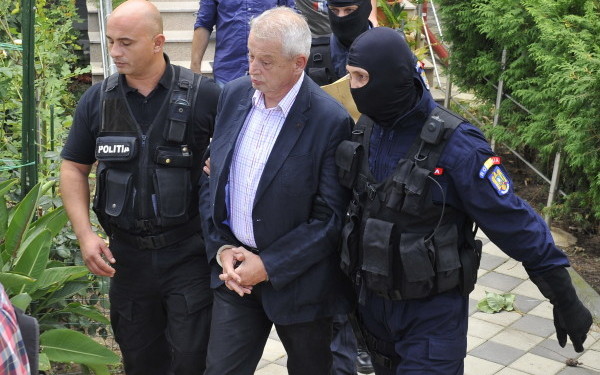 Avocați: Sorin Oprescu este torturat psihic, vom face reclamație la Ministerul de Interne - oprescucatuse1-1445178905.jpg