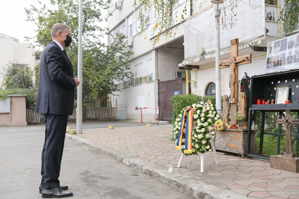 5 ani de la tragedia de la Colectiv. Președintele Klaus Iohannis a depus o coroană de flori în memoria victimelor - originaldepunerecoroanacolectiv3-1604043495.jpg
