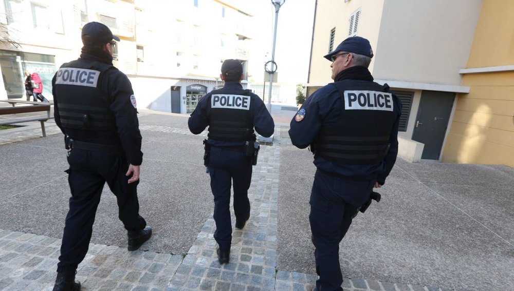 O secție de poliție din Paris s-a închis din cauza invaziei de purici - osectiedepolitie-1557149222.jpg